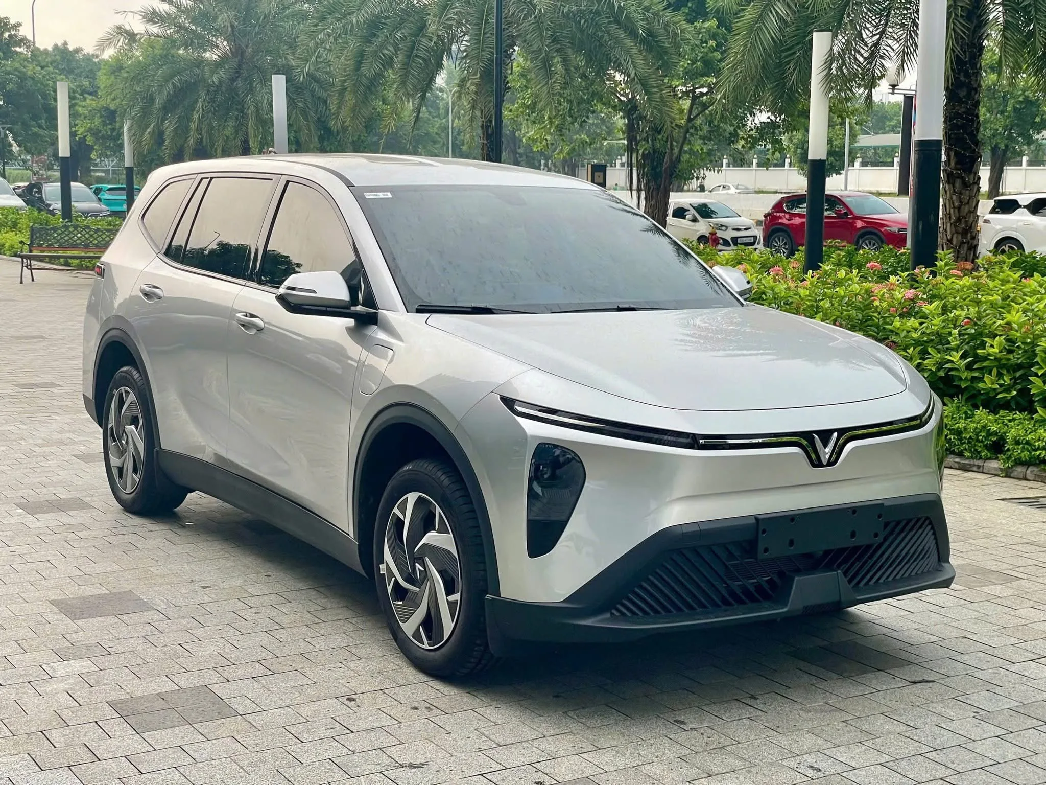 Xe VinFast Limo Green màu bạc - Bảo hành pin 8 năm không giới hạn km, sẵn xe giao ngay