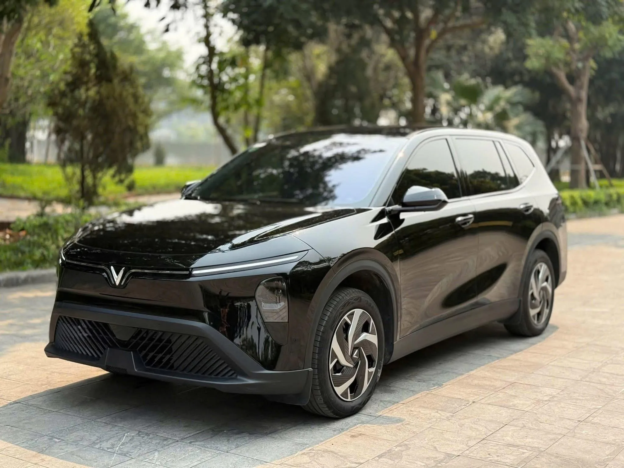 Xe VinFast Limo Green màu đen - Bảo hành pin 8 năm không giới hạn km, sẵn xe giao ngay