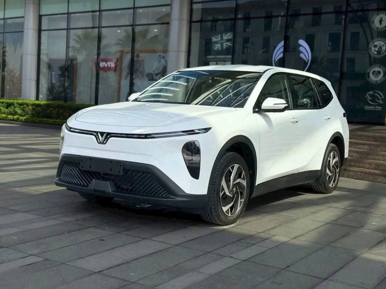 Xe VinFast Limo Green màu trắng - Bảo hành pin 8 năm không giới hạn km, sẵn xe giao ngay